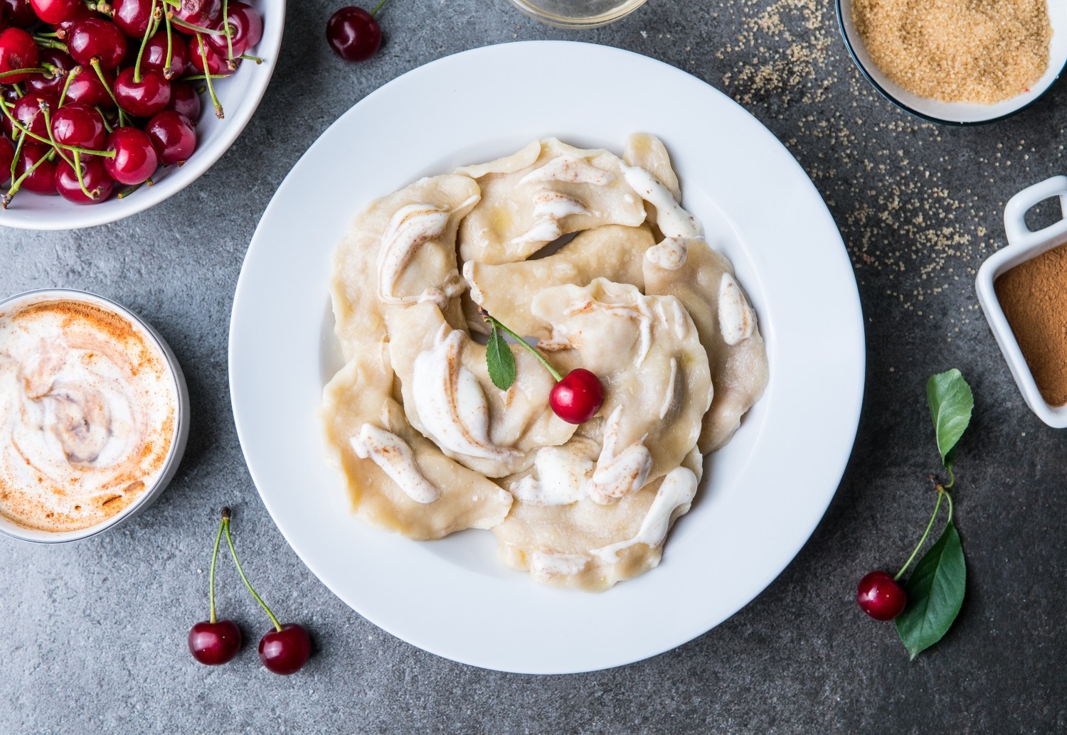 Pierogi z wiśniami i sosem miodowym  