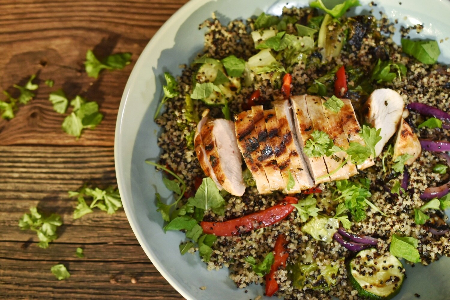 Fit obiad: sałatka z quinoa, grillowanym kurczakiem i warzywami