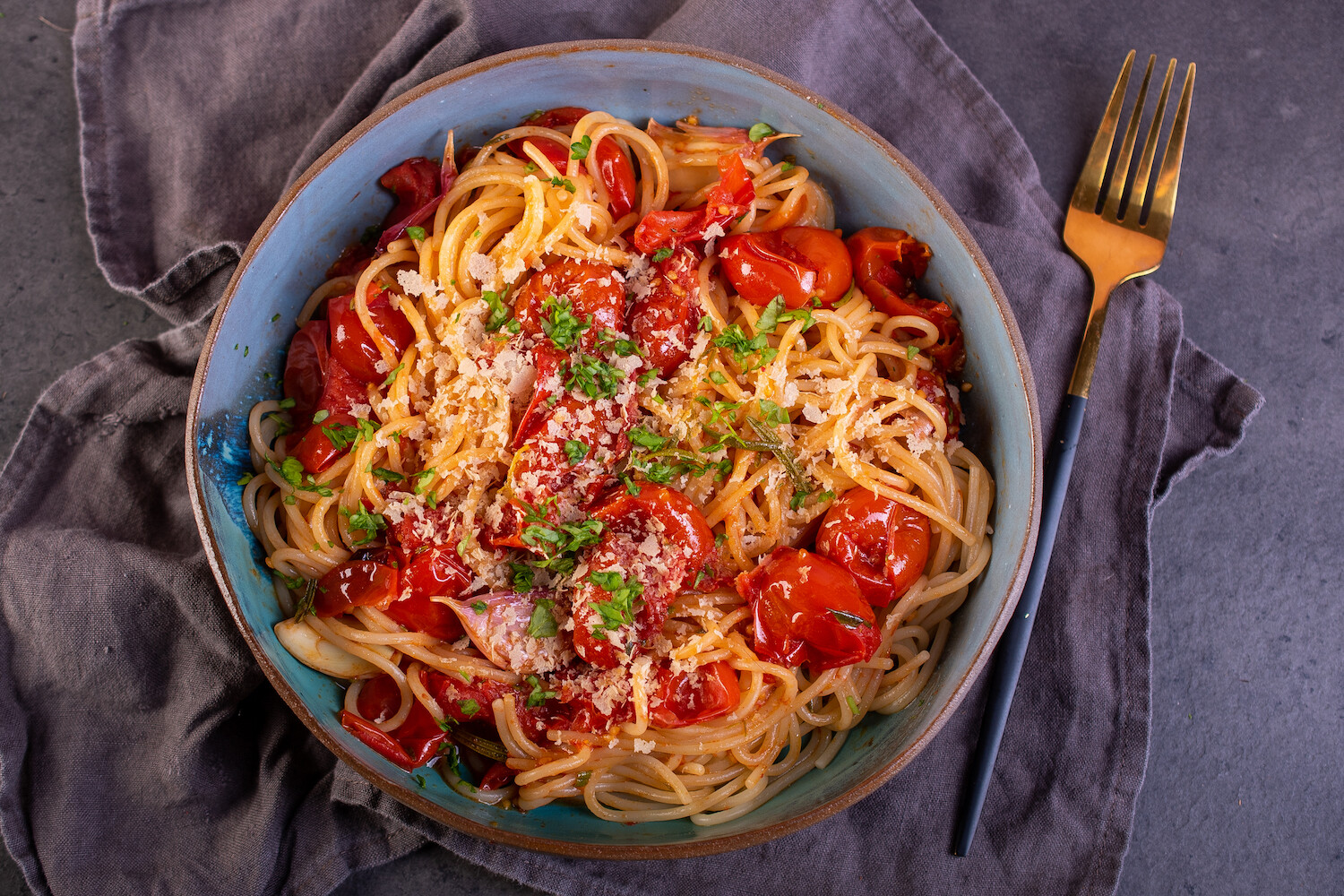 Spaghetti wegańskie z pieczonymi pomidorkami