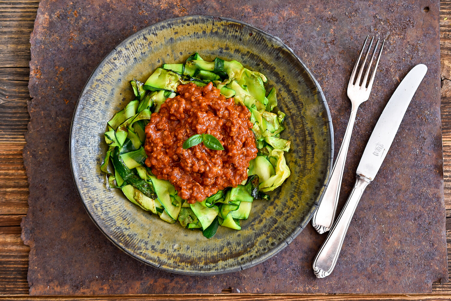 Makaron z cukinii z ragu