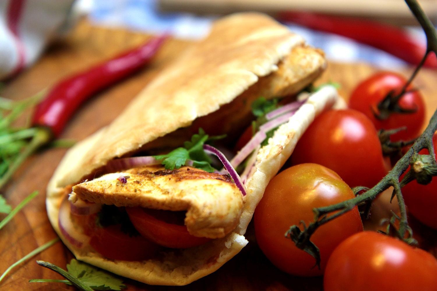 Grillowany kurczak Piri Piri z chlebkami pita