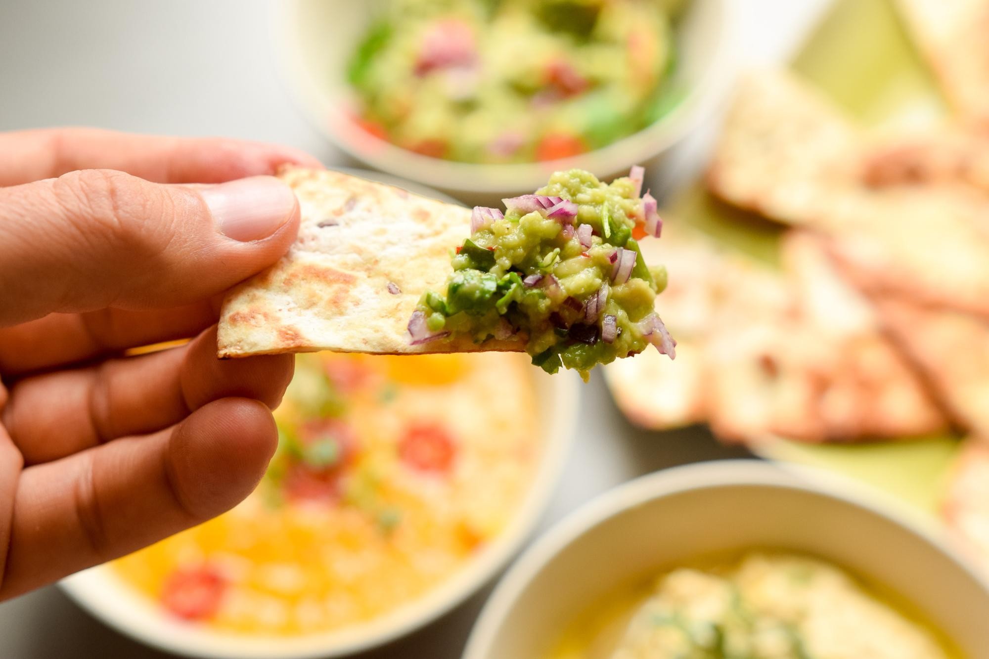 Chrupiąca tortilla z kolorowymi dipami 