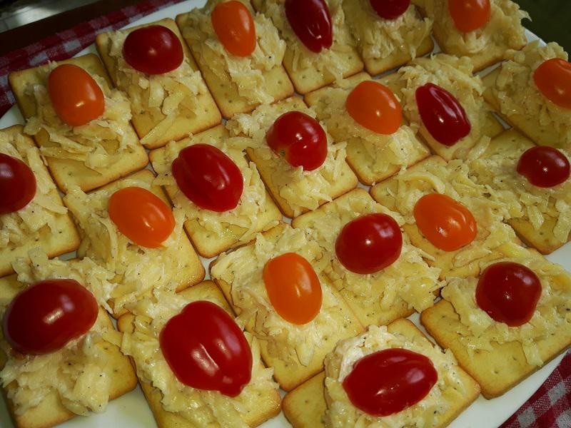 Krakersy z pastą serową i pomidorkami