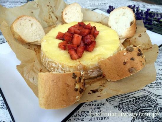 Camembert marynowany w białym winie z salsą truskawkową