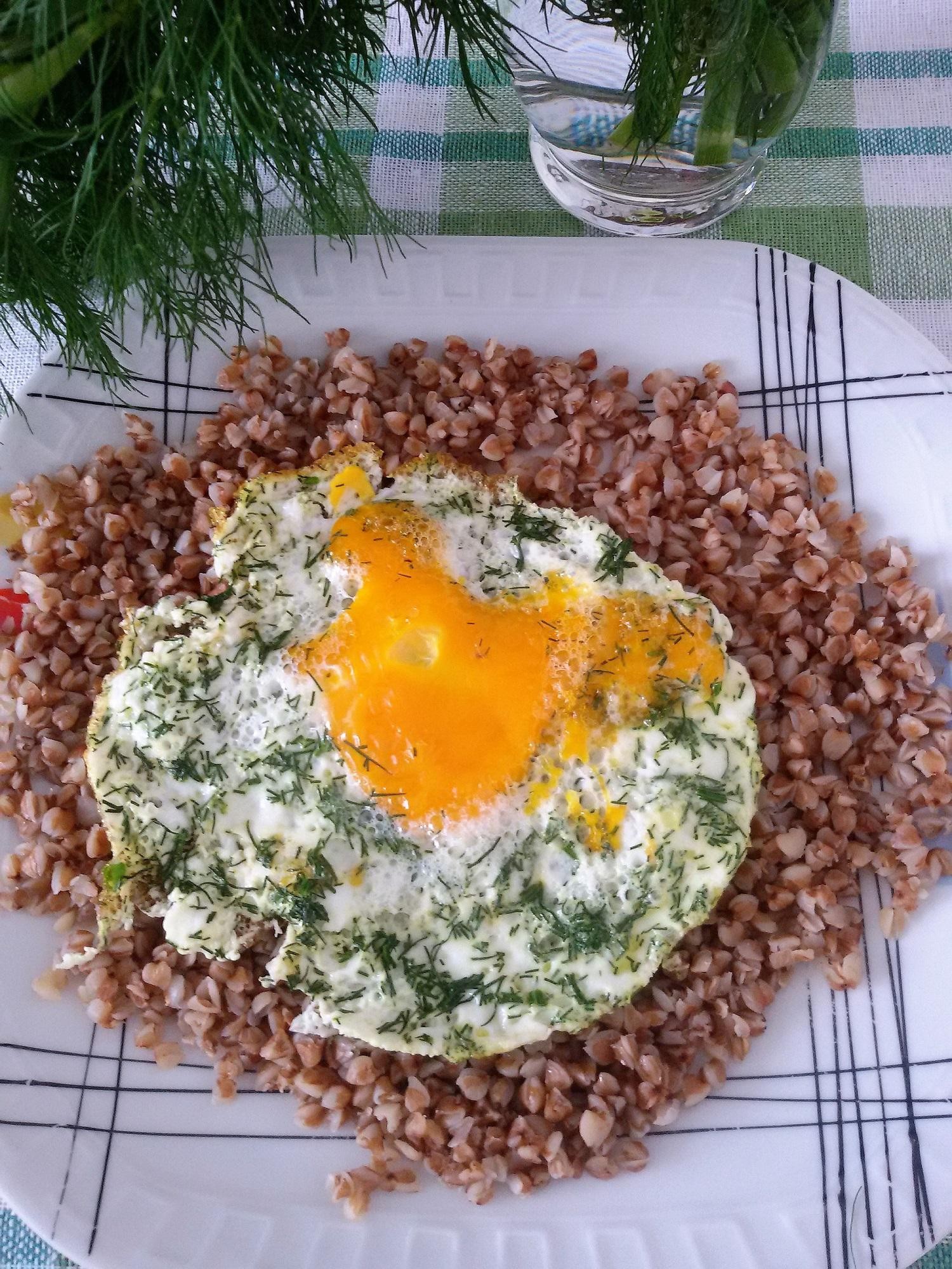 Kasza gryczana z koperkowym jajkiem