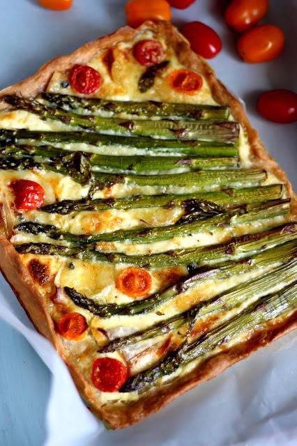 Tarta ze szparagami i serem pleśniowym 