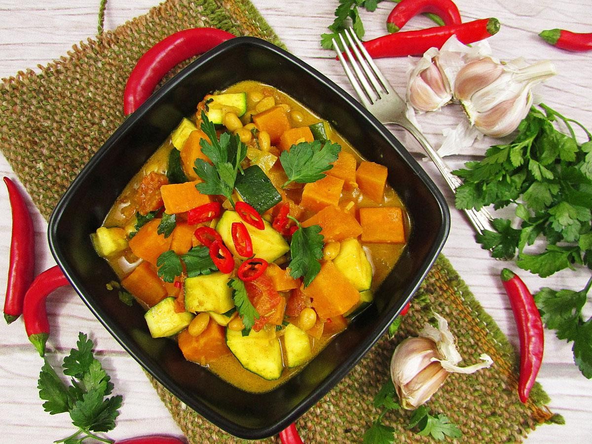 Sojowe curry z batatami i cukinią