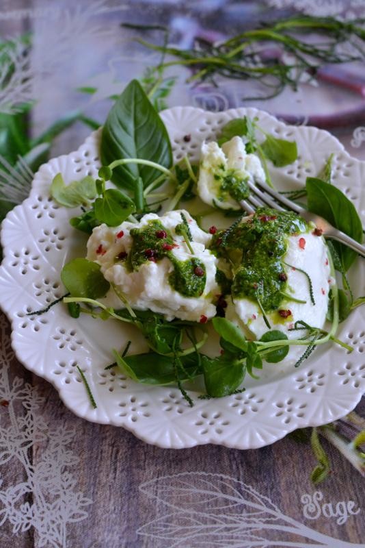 Sałatka na lato z mozzarellą di bufala, rukwią wodną i pesto z ziela oliwnego