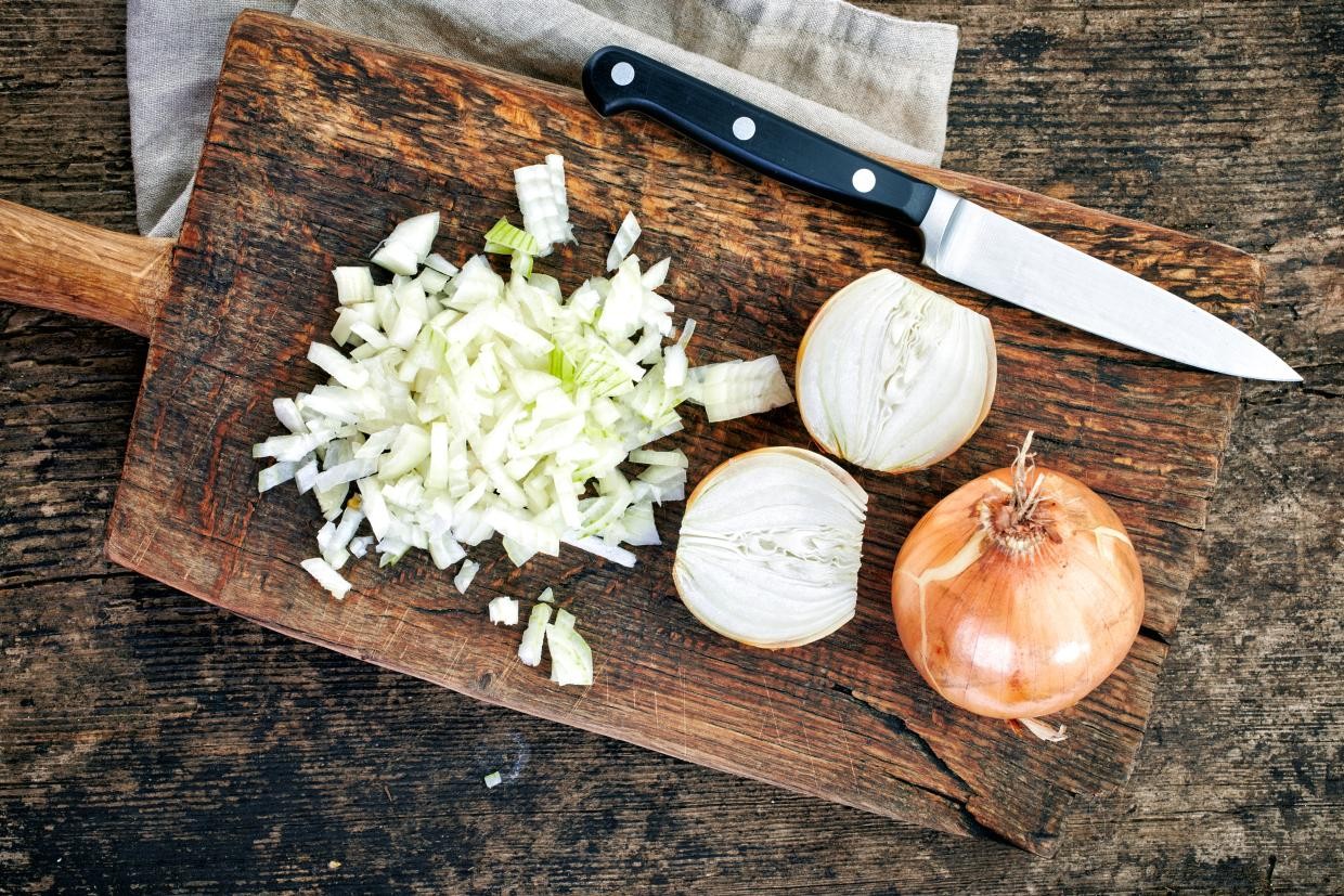 Jak kroić cebulę bez płakania – 4 sprawdzone sposoby
