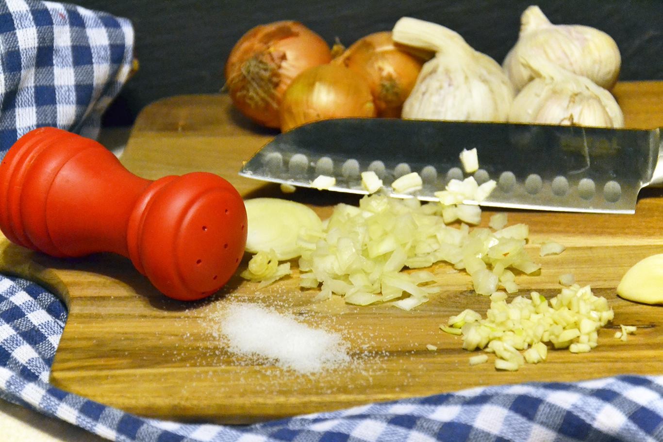 Jak usunąć zapach cebuli i czosnku?