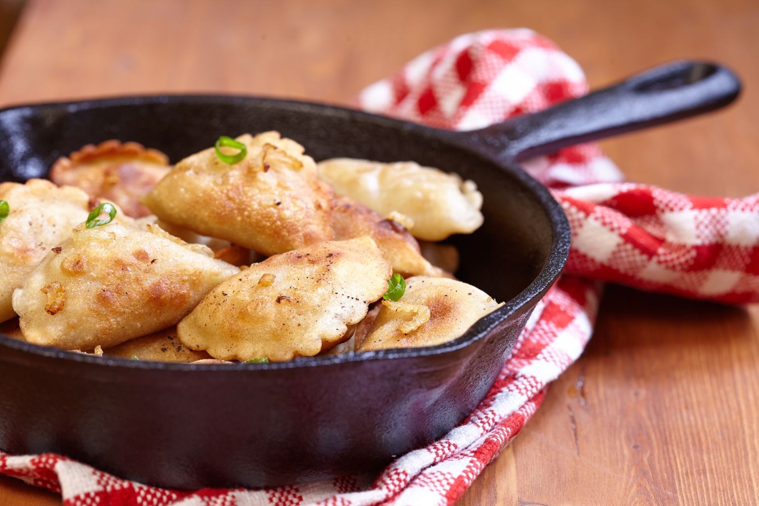 Pierogi – różne rodzaje ciasta i farszu